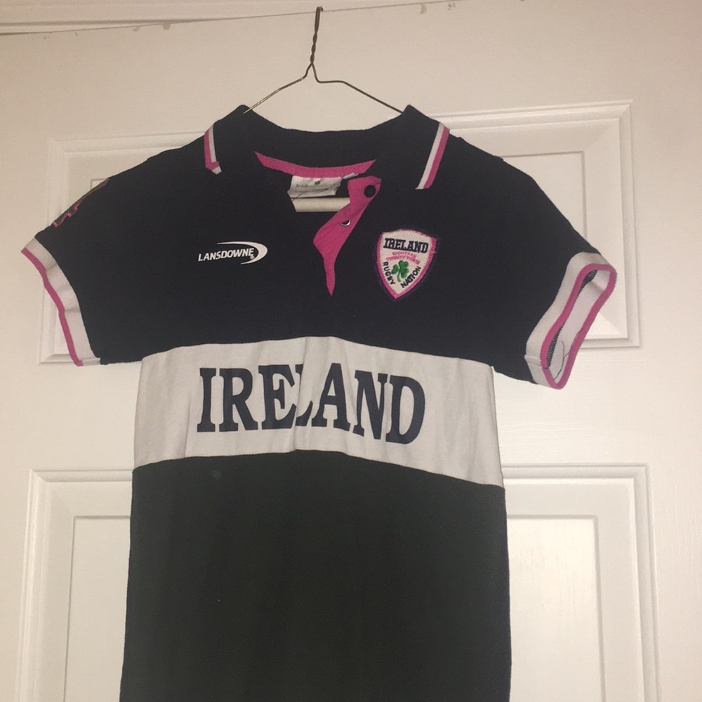 T shirt with collar.